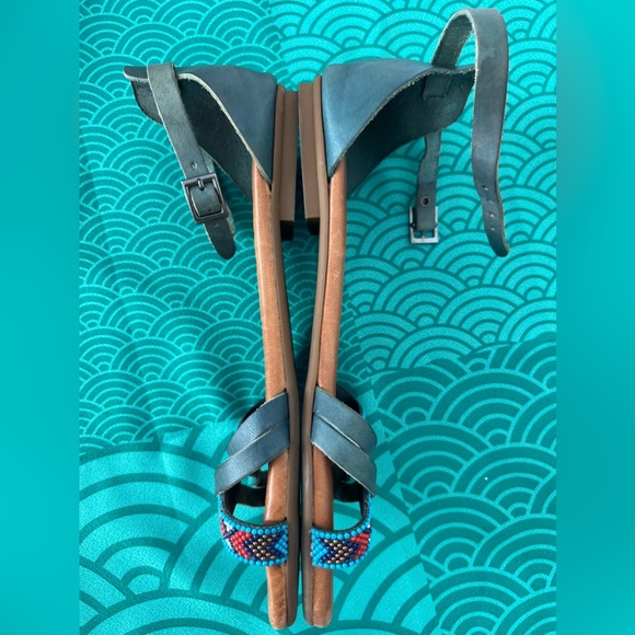 Very comfortable women's sandals. .The insole is soft and very comfortable. - Picture 2 of 4